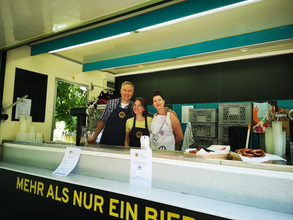 Unser Team im Einsatz am Bierstand